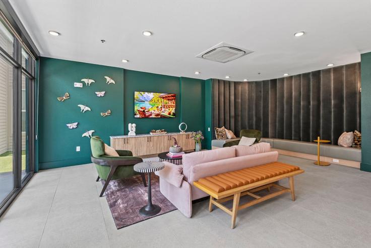 Elegant gestaltetes Wohnzimmer mit moderner Einrichtung in einer Wohnung im Building West 9th Street - valhalla-suites - 1335765 in Dallas, Dallas