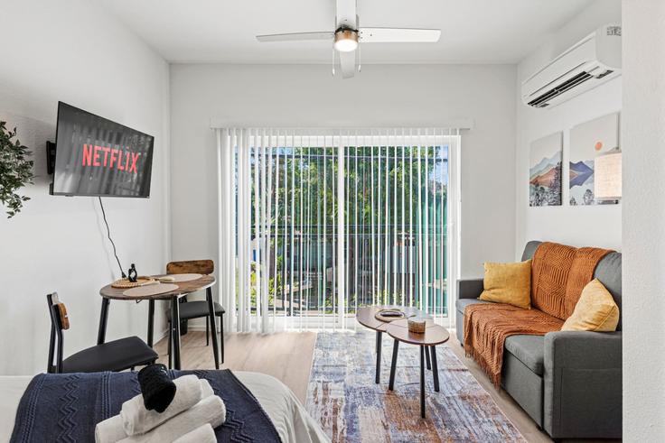 Building West 9th Street - valhalla-suites - 1335766 adresindeki bir dairede modern mobilyalarla zarif bir şekilde tasarlanmış oturma odası Dallas, Dallas Building West 9th Street - valhalla-suites - 1335766 adresindeki bir dairede modern mobilyalarla zarif bir şekilde tasarlanmış oturma odası Dallas, Dallas