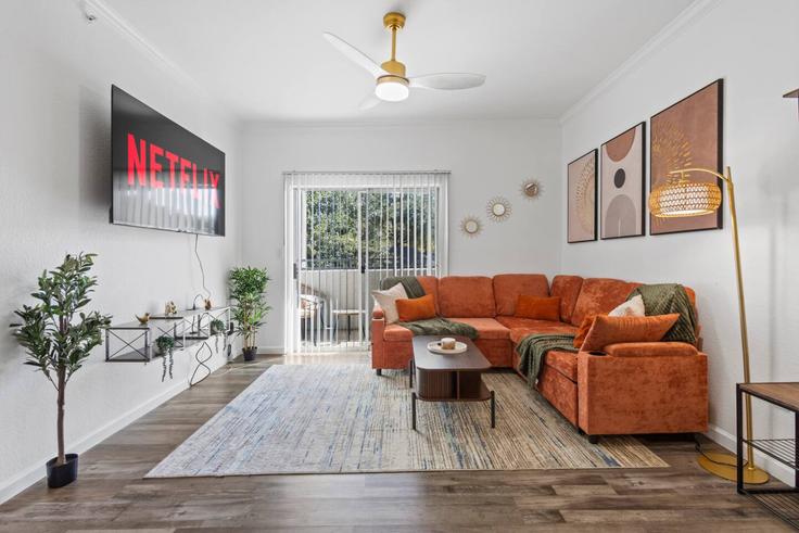 Building Kings Road - valhalla-suites - 1347045 adresindeki bir dairede modern mobilyalarla zarif bir şekilde tasarlanmış oturma odası Dallas, Dallas Building Kings Road - valhalla-suites - 1347045 adresindeki bir dairede modern mobilyalarla zarif bir şekilde tasarlanmış oturma odası Dallas, Dallas