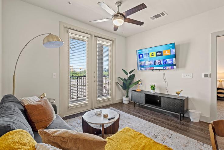 Dallas DallasのBuilding Steppington Drive - valhalla-suites - 1363385のアパートメントにある、モダンな家具を備えたエレガントなデザインのリビングルーム