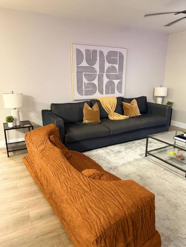 Surprise, Surprise 소재 Building North 140th Drive - valhalla-suites - 1369407 유닛에 마련된, 현대적인 가구로 꾸며진 우아한 디자인의 거실 Surprise, Surprise 소재 Building North 140th Drive - valhalla-suites - 1369407 유닛에 마련된, 현대적인 가구로 꾸며진 우아한 디자인의 거실