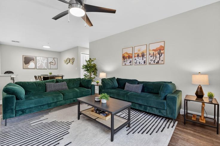 Surprise, Surprise 소재 Building North 140th Drive - valhalla-suites - 1370240 유닛에 마련된, 현대적인 가구로 꾸며진 우아한 디자인의 거실