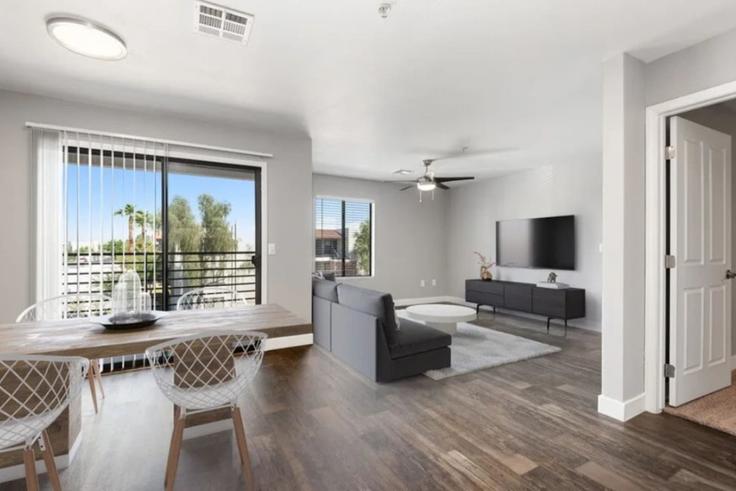 Surprise, Surprise 소재 Building North 140th Drive - valhalla-suites - 1371492 유닛에 마련된, 현대적인 가구로 꾸며진 우아한 디자인의 거실