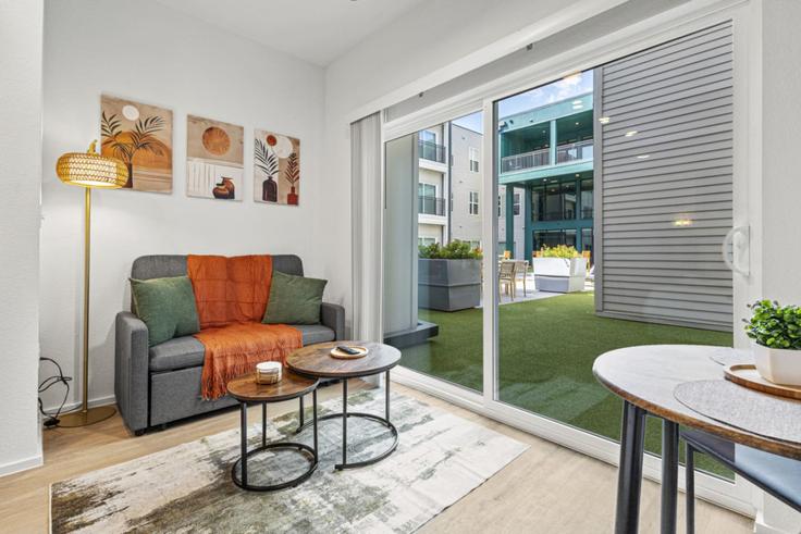 Sala de estar elegantemente projetada com móveis modernos em um apartamento no Building West 9th Street - valhalla-suites - 1373718 em Dallas, Dallas Sala de estar elegantemente projetada com móveis modernos em um apartamento no Building West 9th Street - valhalla-suites - 1373718 em Dallas, Dallas