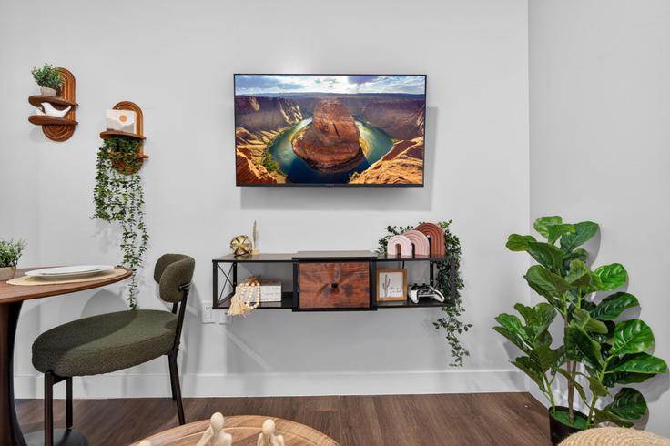 Building North 32nd Place - valhalla-suites - 1468028 adresindeki bir dairede modern mobilyalarla zarif bir şekilde tasarlanmış oturma odası Phoenix, Phoenix