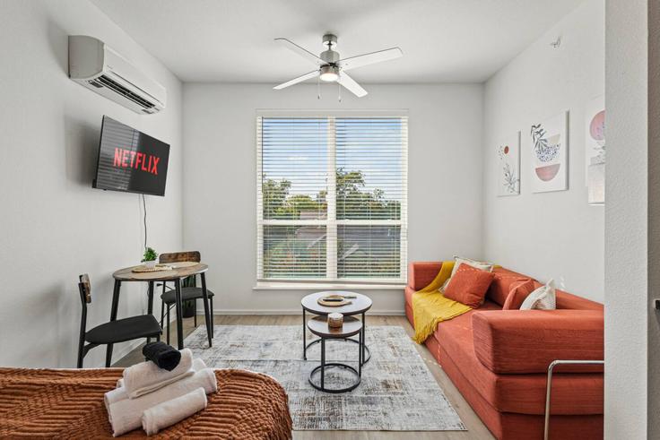 Dallas DallasのBuilding West 9th Street - valhalla-suites - 1491166のアパートメントにある、モダンな家具を備えたエレガントなデザインのリビングルーム Dallas DallasのBuilding West 9th Street - valhalla-suites - 1491166のアパートメントにある、モダンな家具を備えたエレガントなデザインのリビングルーム