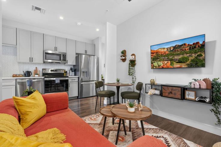 Building North 32nd Place - valhalla-suites - 1492095 adresindeki bir dairede modern mobilyalarla zarif bir şekilde tasarlanmış oturma odası Phoenix, Phoenix