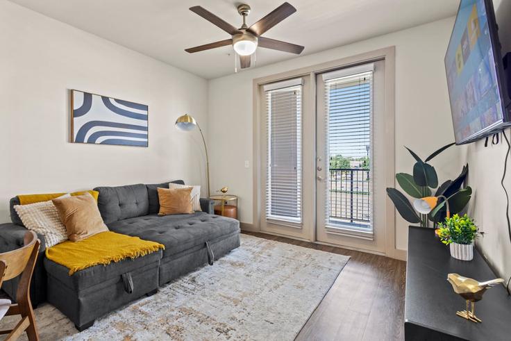 Salle de séjour élégante avec mobilier moderne dans un appartement à Building North Central Expressway - valhalla-suites - 1494899 à Dallas, Dallas