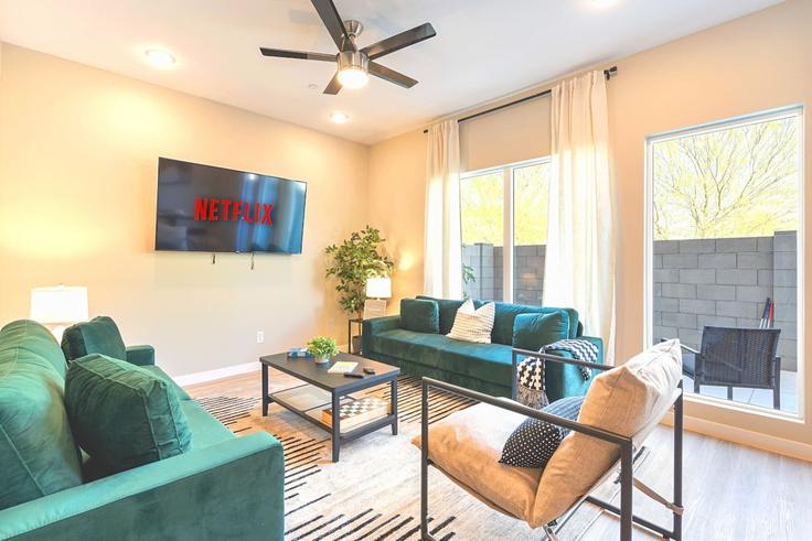 Sala de estar elegantemente projetada com móveis modernos em um apartamento no Building North Stadium Way - valhalla-suites - 1524918 em Surprise, Surprise Sala de estar elegantemente projetada com móveis modernos em um apartamento no Building North Stadium Way - valhalla-suites - 1524918 em Surprise, Surprise