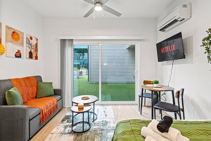 Elegant gestaltetes Wohnzimmer mit moderner Einrichtung in einer Wohnung im Building West 9th Street - valhalla-suites - 1538544 in Dallas, Dallas
