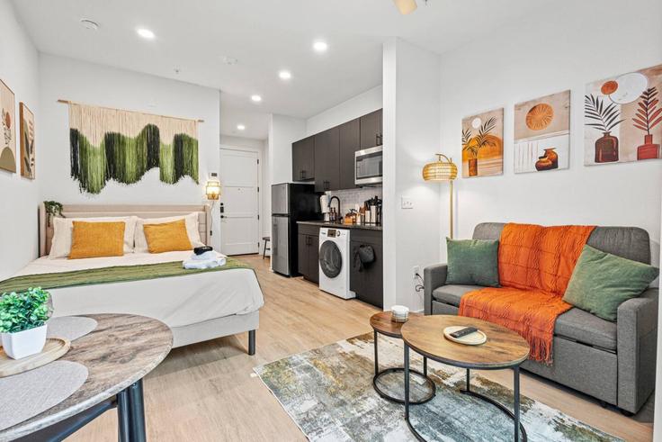 Sala de estar elegantemente projetada com móveis modernos em um apartamento no Building West 9th Street - valhalla-suites - 1538544 em Dallas, Dallas