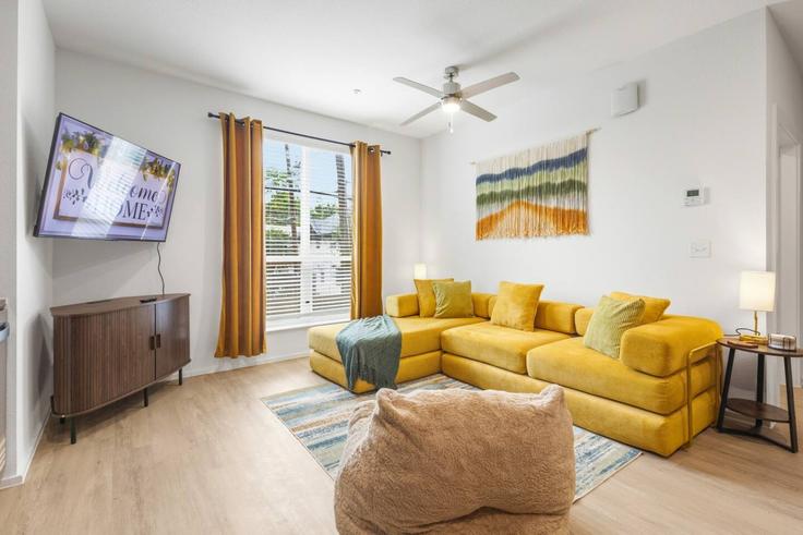 Sala de estar elegantemente projetada com móveis modernos em um apartamento no Building West 9th Street - valhalla-suites - 1603424 em Dallas, Dallas Sala de estar elegantemente projetada com móveis modernos em um apartamento no Building West 9th Street - valhalla-suites - 1603424 em Dallas, Dallas