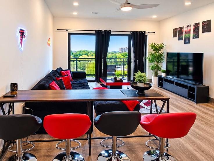 Atlanta, Atlanta에 위치한 Building Centennial Olympic Park Drive - valhalla-suites - 1644196 유닛의 세련된 인테리어가 돋보이는 거실 Atlanta, Atlanta에 위치한 Building Centennial Olympic Park Drive - valhalla-suites - 1644196 유닛의 세련된 인테리어가 돋보이는 거실