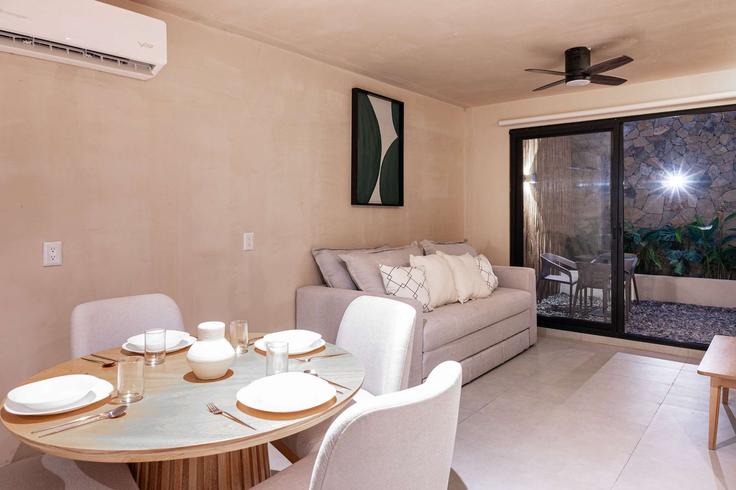 Elegante sala de estar con mobiliario moderno en un apartamento en Building Heroes Nayaritas - valkka-management - 1323680 en Bucerías, Bucerías