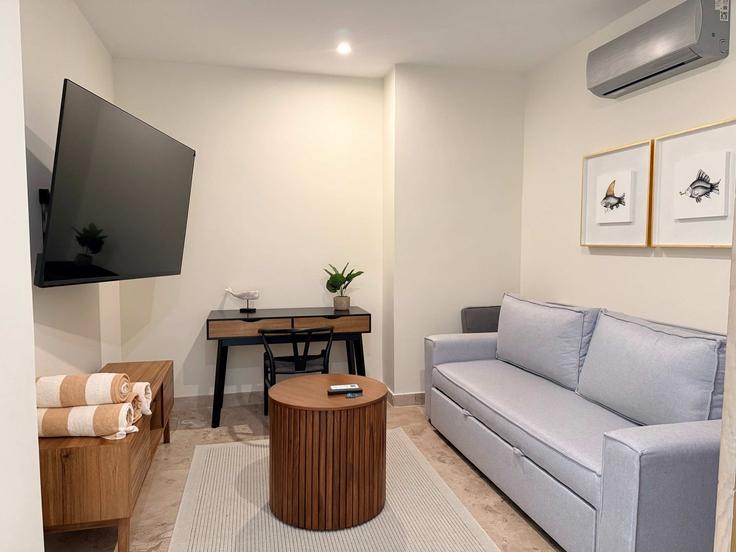 Elegante sala de estar con mobiliario moderno en un apartamento en Building Océano Pacífico - valkka-management - 1323693 en Bucerías, Bucerías