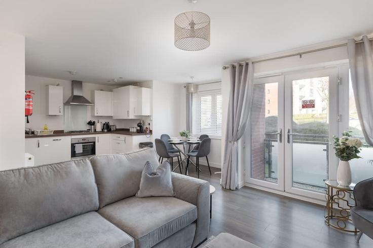 Milton Keynes Milton KeynesのBuilding Cicero Crescent - valore-living - 1471449のアパートメントにある、モダンな家具を備えたエレガントなデザインのリビングルーム