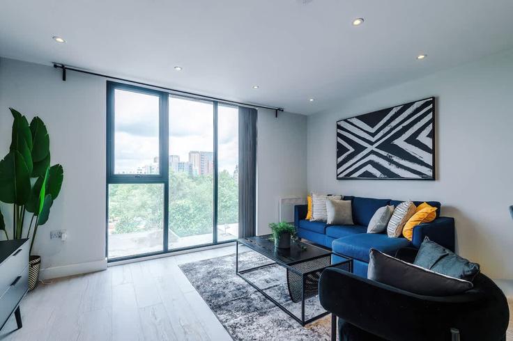 Elegant gestaltetes Wohnzimmer mit moderner Einrichtung in einer Wohnung im Building Oldfield Road - valore-living - 1471437 in City of Salford, Salford