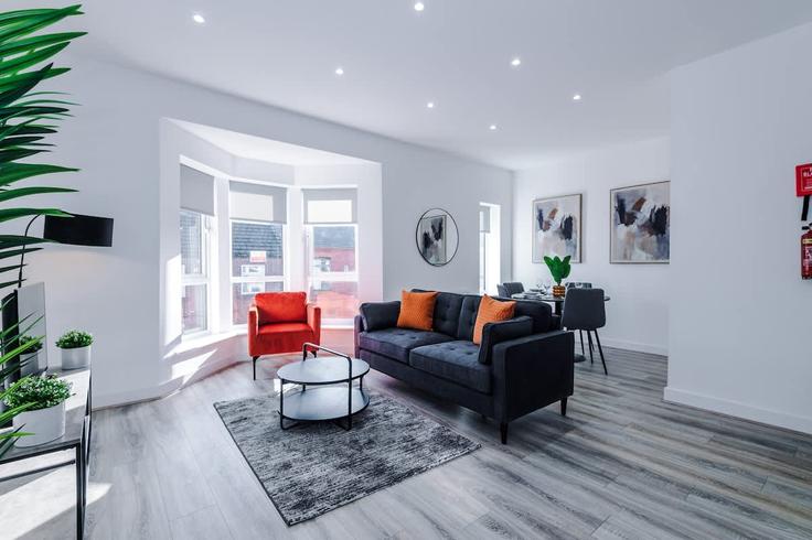 Elegant gestaltetes Wohnzimmer mit moderner Einrichtung in einer Wohnung im Building Saint Domingo Grove - valore-living - 1471442 in Liverpool, Liverpool