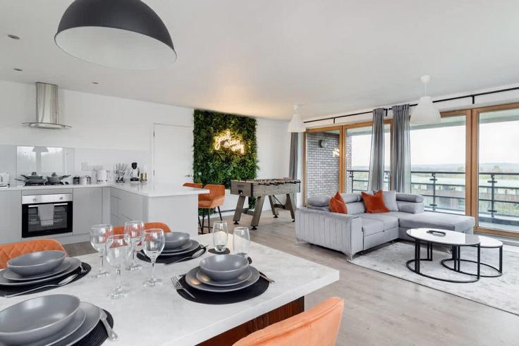 Elegante sala de estar con mobiliario moderno en un apartamento en Building Huntley Crescent - valore-living - 1471473 en Milton Keynes, Milton Keynes