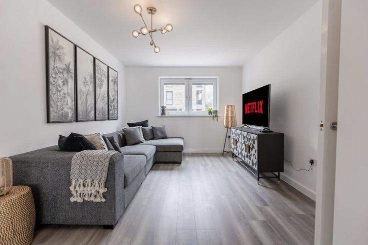 Elegante sala de estar con mobiliario moderno en un apartamento en Building Canal Street - valore-living - 1471445 en Milton Keynes, Milton Keynes