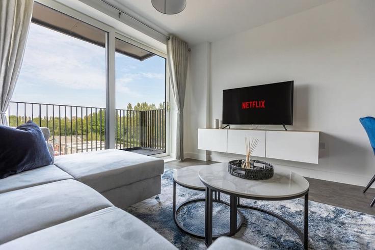 Milton Keynes Milton KeynesのBuilding Park Street - valore-living - 1471423のアパートメントにある、モダンな家具を備えたエレガントなデザインのリビングルーム