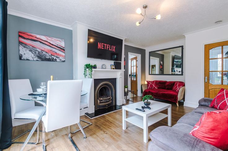 Elegante sala de estar con mobiliario moderno en un apartamento en Building Surbiton Road - valstays - 1563333 en Manchester, Manchester Elegante sala de estar con mobiliario moderno en un apartamento en Building Surbiton Road - valstays - 1563333 en Manchester, Manchester
