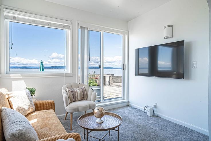 Seattle SeattleのBuilding Beach Drive Southwest - valtarealty - 1043420 - SEAのアパートメントにある、モダンな家具を備えたエレガントなデザインのリビングルーム