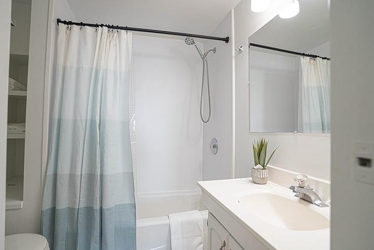 Seattle SeattleのBuilding Beach Drive Southwest - valtarealty - 1043420 - SEAのアパートにある、モダンな家具を備えたエレガントなデザインのバスルーム