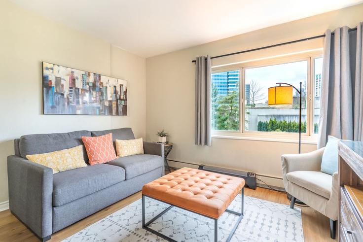 Building Hubbell Place - valtarealty - 1351728 adresindeki bir dairede modern mobilyalarla zarif bir şekilde tasarlanmış oturma odası Seattle, Seattle