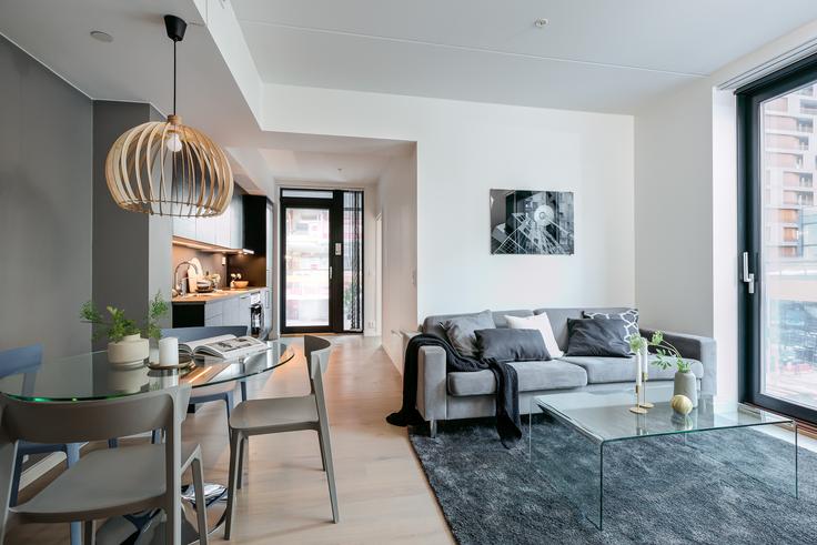 Sala de estar elegantemente projetada com móveis modernos em um apartamento no Building Dronning Eufemias gate - vanderoslo - 1330782 em Oslo, Oslo