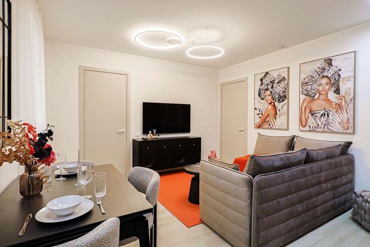 Elegant gestaltetes Wohnzimmer mit moderner Einrichtung in einer Wohnung im Building Baznīcas iela - vandore-heritage - 1627185 in Central District, Riga Elegant gestaltetes Wohnzimmer mit moderner Einrichtung in einer Wohnung im Building Baznīcas iela - vandore-heritage - 1627185 in Central District, Riga