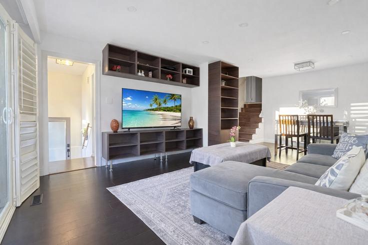 Elegant gestaltetes Wohnzimmer mit moderner Einrichtung in einer Wohnung im Building 68 Abell Drive - vanguard-equity-management-1 - 1697491 in Brampton, Brampton Elegant gestaltetes Wohnzimmer mit moderner Einrichtung in einer Wohnung im Building 68 Abell Drive - vanguard-equity-management-1 - 1697491 in Brampton, Brampton