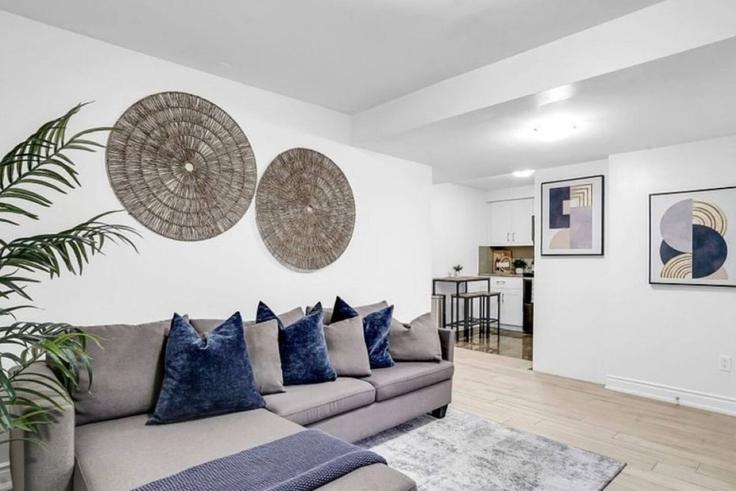 Elegant gestaltetes Wohnzimmer mit moderner Einrichtung in einer Wohnung im Building 15 New Hampshire Court - vanguard-equity-management-1 - 1697493 in Brampton, Brampton Elegant gestaltetes Wohnzimmer mit moderner Einrichtung in einer Wohnung im Building 15 New Hampshire Court - vanguard-equity-management-1 - 1697493 in Brampton, Brampton