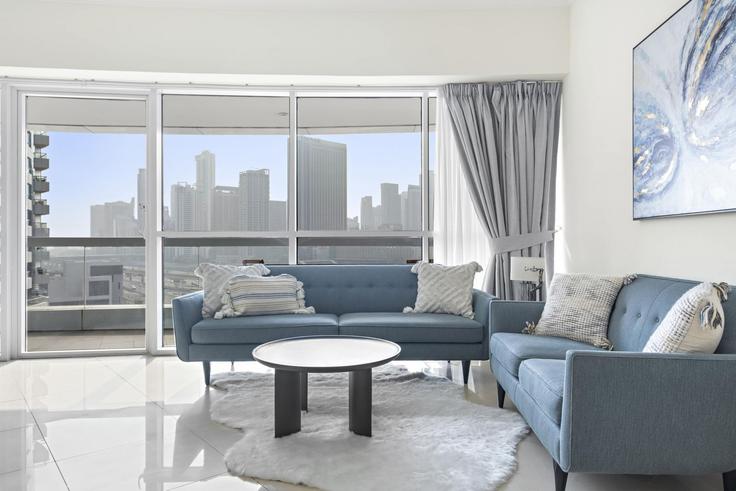 Elegant gestaltetes Wohnzimmer mit moderner Einrichtung in einer Wohnung im Building Tariaq Bedon Esm - vayk-vacation-homes-rental-llc - 1257258 - DXB in JLT, Dubai