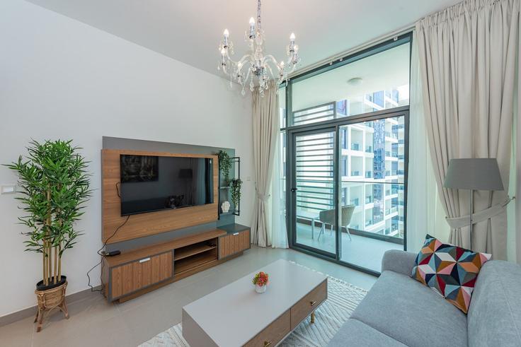 Dubai Dubai Hills EstateのBuilding Tariaq Bedon Esm - vayk-vacation-homes-rental-llc - 1257318 - DXBのアパートメントにある、モダンな家具を備えたエレガントなデザインのリビングルーム