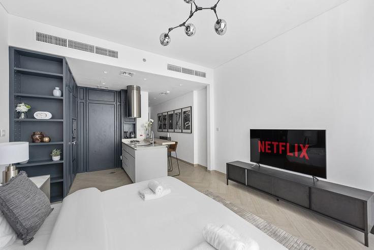 Dubai Nad Al ShebaのBuilding Tariaq Bedon Esm - vayk-vacation-homes-rental-llc - 1257328 - DXBのアパートメントにある、モダンな家具を備えたエレガントなデザインのリビングルーム