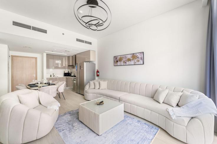 Elegante sala de estar con mobiliario moderno en un apartamento en Building Tariaq Bedon Esm - vayk-vacation-homes-rental-llc - 1257345 - DXB en Nad Al Sheba, Dubai Elegante sala de estar con mobiliario moderno en un apartamento en Building Tariaq Bedon Esm - vayk-vacation-homes-rental-llc - 1257345 - DXB en Nad Al Sheba, Dubai