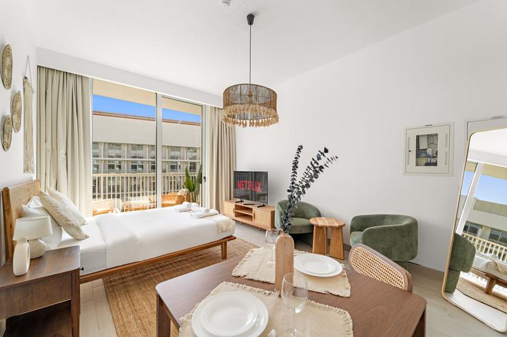 Elegant gestaltetes Wohnzimmer mit moderner Einrichtung in einer Wohnung im Building Street 10 - vayk-vacation-homes-rental-llc - 1257331 - DXB in Jumeirah Village, Dubai Elegant gestaltetes Wohnzimmer mit moderner Einrichtung in einer Wohnung im Building Street 10 - vayk-vacation-homes-rental-llc - 1257331 - DXB in Jumeirah Village, Dubai