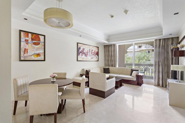 Elegant gestaltetes Wohnzimmer mit moderner Einrichtung in einer Wohnung im Building Tariaq Bedon Esm - vayk-vacation-homes-rental-llc - 1257285 - DXB in The Palm Jumeirah, Dubai