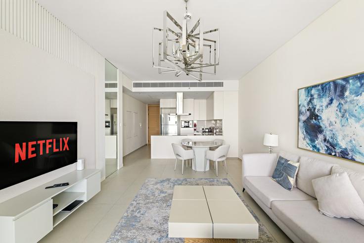 Elegante sala de estar con mobiliario moderno en un apartamento en Building Al Mamsha Street - vayk-vacation-homes-rental-llc - 1257338 - DXB en Dubai Marina, Dubai