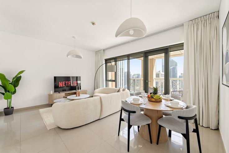 Elegante sala de estar con mobiliario moderno en un apartamento en Building Tariaq Bedon Esm - vayk-vacation-homes-rental-llc - 1257292 - DXB en Downtown Dubai, Dubai