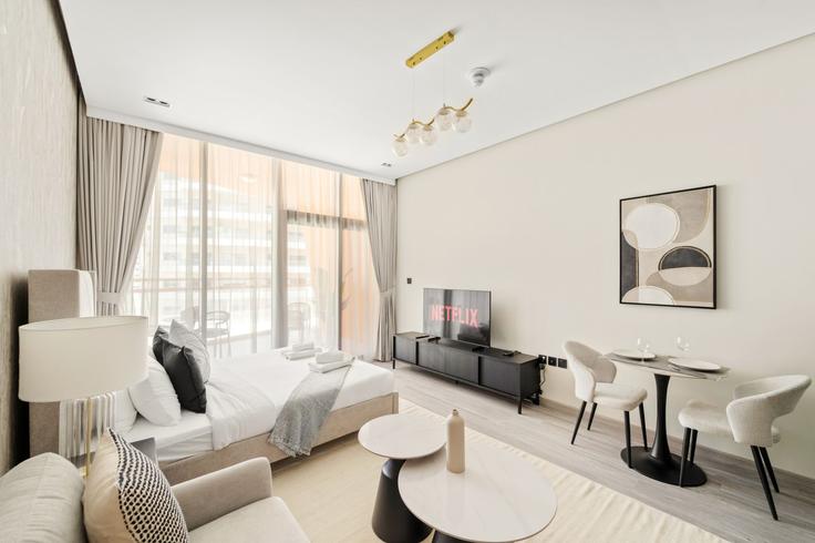 Salle de séjour élégante avec mobilier moderne dans un appartement à Building Tariaq Bedon Esm - vayk-vacation-homes-rental-llc - 1257266 - DXB à Dubai Silicon Oasis, Dubai