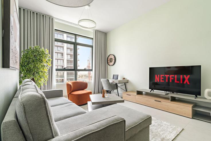 Elegant gestaltetes Wohnzimmer mit moderner Einrichtung in einer Wohnung im Building Tariaq Bedon Esm - vayk-vacation-homes-rental-llc - 1321812 in Dubai Hills Estate, Dubai