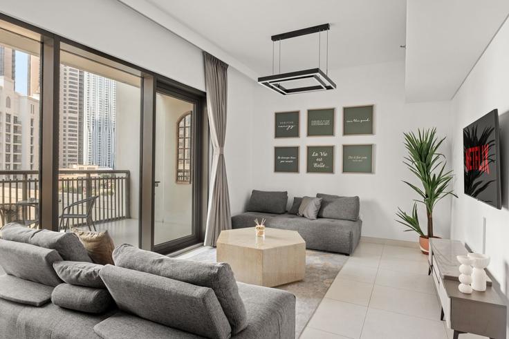 Sala de estar elegantemente projetada com móveis modernos em um apartamento no Building Tariaq Bedon Esm - vayk-vacation-homes-rental-llc - 1336735 em Al Kheeran First, Dubai