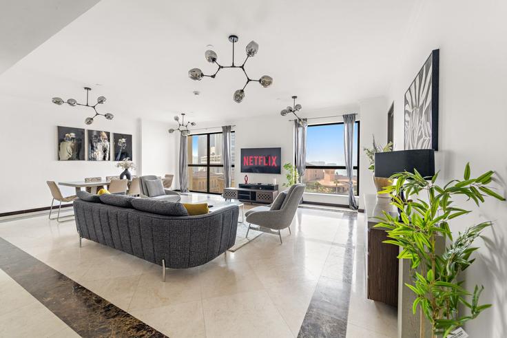 Dubai Marina, Dubai에 위치한 Building Breih Street - vayk-vacation-homes-rental-llc - 1355265 아파트의 세련된 인테리어가 돋보이는 거실