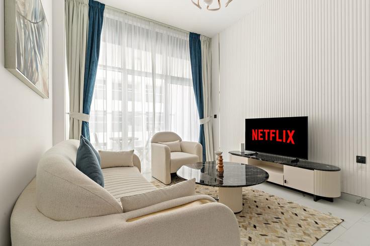 Elegant gestaltetes Wohnzimmer mit moderner Einrichtung in einer Wohnung im Building Tariaq Bedon Esm - vayk-vacation-homes-rental-llc - 1347557 in Al Barsha South Second, Dubai