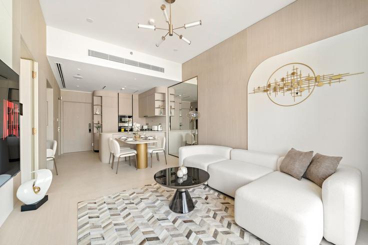 Sala de estar elegantemente projetada com móveis modernos em um apartamento no Building D12-H04 - vayk-vacation-homes-rental-llc - 1363983 em Al Barsha South Fourth, Dubai