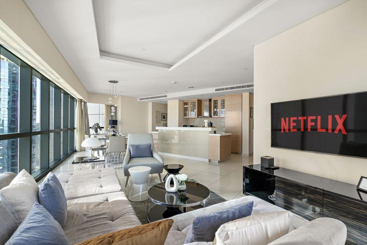 Business Bay, Dubai 소재 Building Tariaq Bedon Esm - vayk-vacation-homes-rental-llc - 1367037 유닛에 마련된, 현대적인 가구로 꾸며진 우아한 디자인의 거실