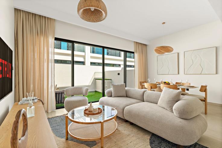Salle de séjour élégante avec mobilier moderne dans un appartement à Building Tariaq Bedon Esm - vayk-vacation-homes-rental-llc - 1467919 à Al Hebiah Fifth, Dubai