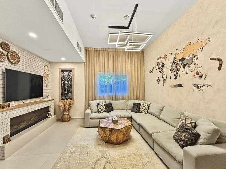 Wadi Al Safa 5, Dubai에 위치한 Building 56 St - vayk-vacation-homes-rental-llc - 1644399 유닛의 세련된 인테리어가 돋보이는 거실 Wadi Al Safa 5, Dubai에 위치한 Building 56 St - vayk-vacation-homes-rental-llc - 1644399 유닛의 세련된 인테리어가 돋보이는 거실